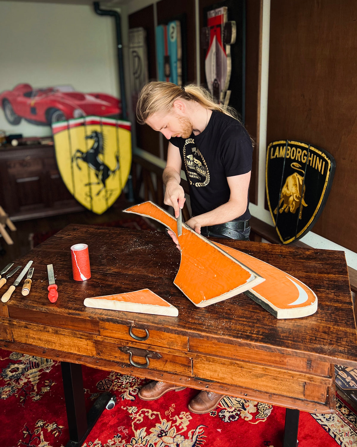 Lennart van Kampen working on the Papaya artwork in his workshop